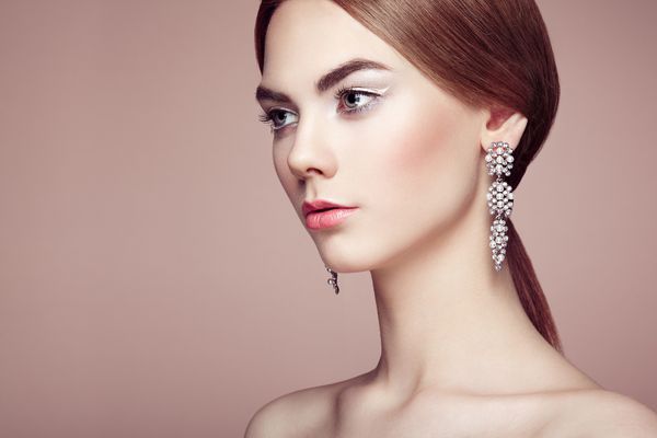 پرتره مد زن زیبا و جوان با جواهرات دختر آرایش کامل زن سبک و زیبایی با لوازم الماس