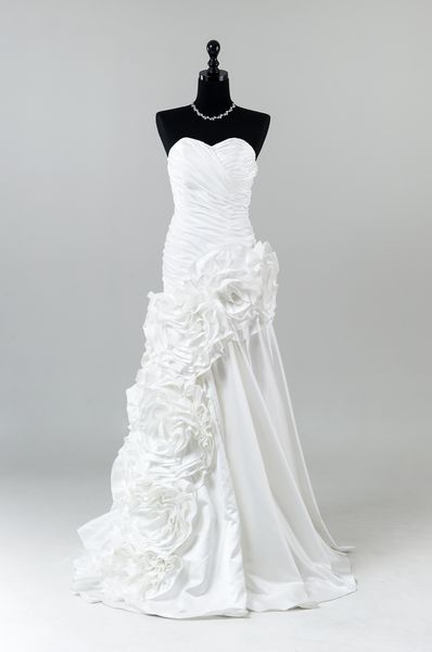 لباس عروسی سفید مدرن که در پس زمینه خاکستری جدا شده است