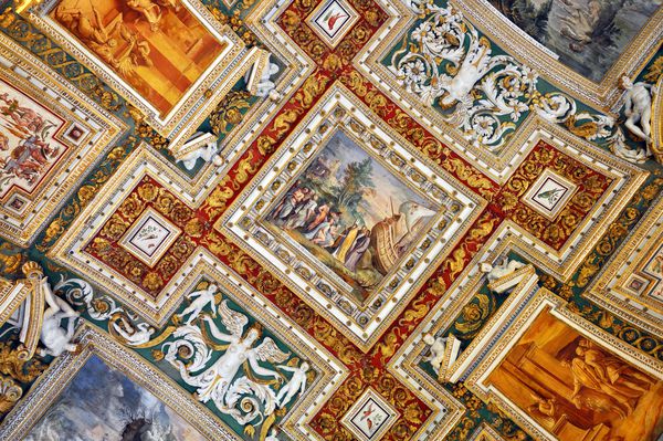 واتیکان ایتالیا 14 مارس 2016 سقف حک شده تزئین شده و نقاشی شده از گالری نقشه ها در واتیکان روزانه توسط جمعیت زیادی بازدید می شود