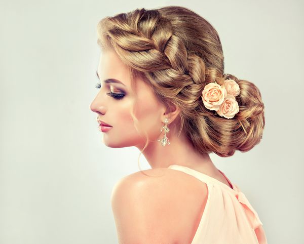 دختر مدل زیبا با مدل موهای زیبا و گل های رز در یک طناب زن با موهای عروسی مد