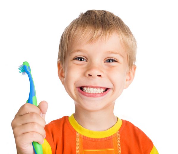پسر بچه لبخند دندانهای جدا شده بر روی زمینه سفید را تمیز می کند