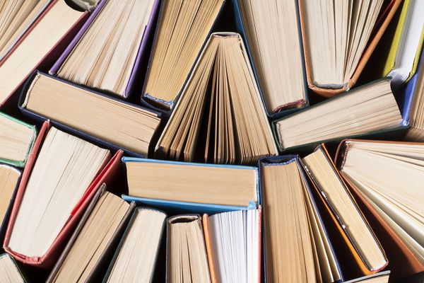 کتاب باز کتابهای گالینگور روی میز چوبی سوابق تحصیلی بازگشت به مدرسه فضای متن را کپی کنید