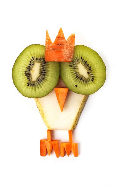 مفاهیم خلاق هنر غذا جغد خنده دار پرنده از گلابی کیوی و هویج جدا شده بر روی زمینه سفید