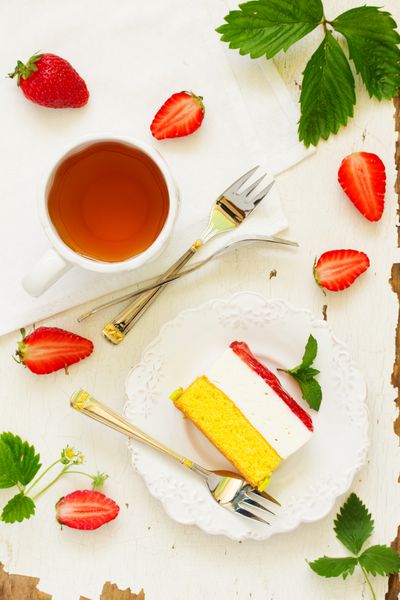 کیک با توت فرنگی و خامه