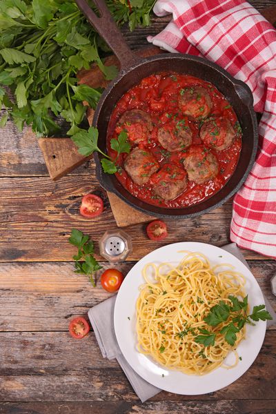 اسپاگتی با سس گوجه فرنگی و کباب کباب