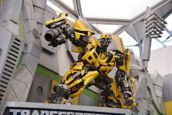 SINGAPORE 06 مه 2016 مدل ربات Bumblebee برای تبلیغ ترانسفورماتورها سوار شدن در استودیوی جهانی