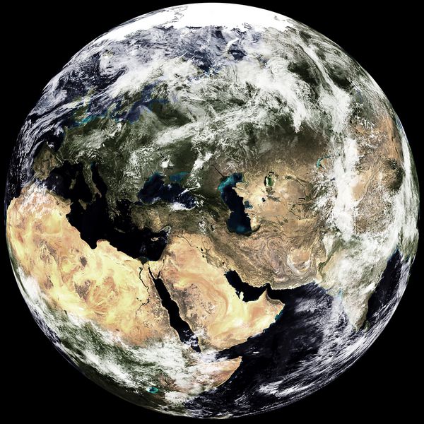 با کیفیت بالا از Planet Earth با ابرهایی جدا شده در پس زمینه سیاه ارائه می دهند بخش اروپایی و آسیایی از بافت های wwwnasagov استفاده می شود