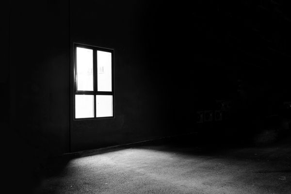 پنجره تاریک در شب رمز و راز