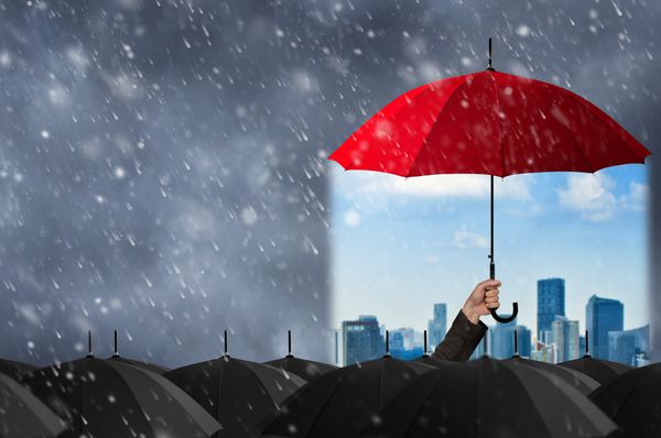 نماینده بیمه برگزاری چتر قرمز برای محافظت از زندگی سلامتی پس انداز سرمایه گذاری و تصادف مفهوم بیمه