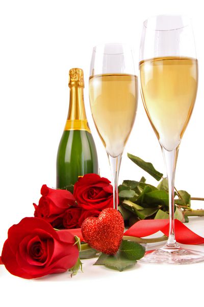 لیوان های شامپاین با گل سرخ و کمی قلب روی سفید