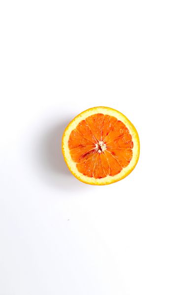 پرتقال تازه را روی زمینه سفید در بالای صفحه