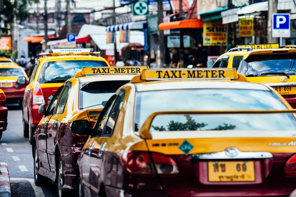 KOH سامویی تایلند 18 فوریه 2016 پارکینگ تاکسی شلوغ در یکی از روستاهای کوه ساموئی تایلند