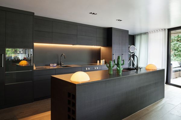 آشپزخانه مدرن با مبلمان سیاه و کف چوبی