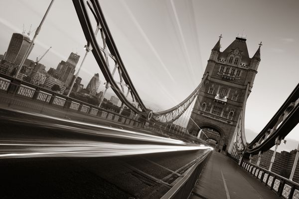 Tower Bridge و ترافیک صبحگاهی در لندن