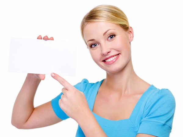 زن زیبایی که روی کارت سفید خالی را نشان می دهد جدا شده بر روی سفید