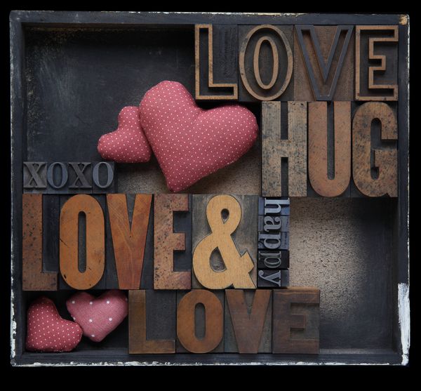 عشق و کلمات مرتبط با آن در نوع چوب و فلز نامه با قلب پارچه در جعبه