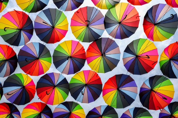 چترهای رنگین کمانی روشن بالای خیابان شناور است