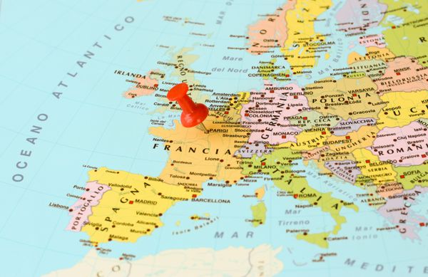 پاریس فرانسه 28 ژوئیه 2016 نشان پین قرمز با اشاره به پاریس فرانسه روی نقشه اروپا