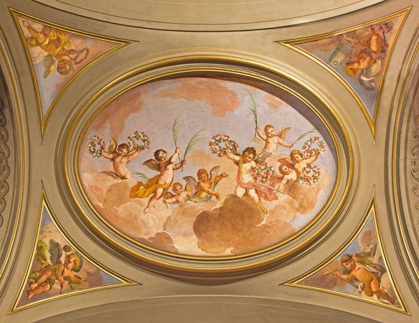 روم ایتالیا 11 مارس 2016 نقاشی دیواری نمادین فرشتگان با گلهای موجود در سقف شبستان کناری در کلیسا Basilica di Santi Giovanni e Paolo توسط یک هنرمند ناشناخته از 18 cent
