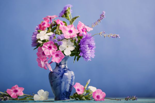 گلها در گلدان به رنگ آبی