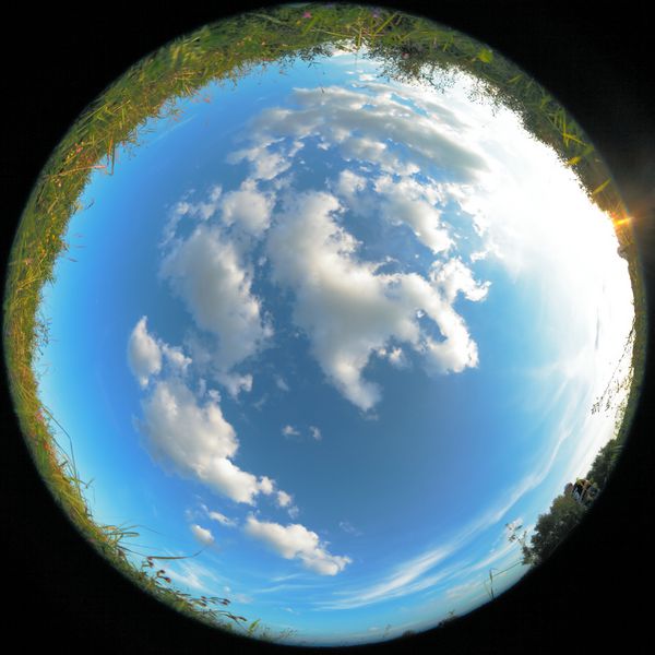 در اطراف آسمان با یک لنز fisheye گرفته شده تا جلوی صفحه خاص را ببخشید احساس هوای تازه و آسمان آبی روشن بر روی تصویر نشان داده شده است