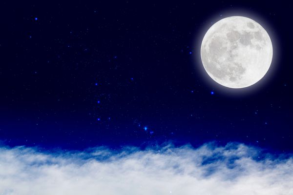 شب عاشقانه با ماه کامل در فضا بر روی ستارگان با پس زمینه cloudcape