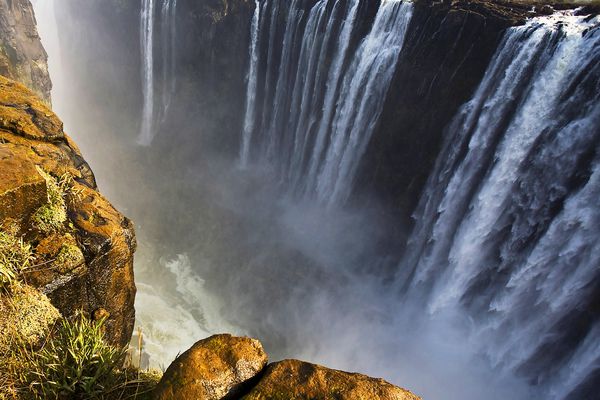 آبشار ویکتوریا در مرز زیمبابوه و زامبیا
