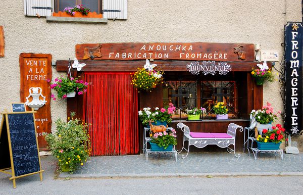 TERMIGNON فرانسه 11 آگوست 2016 فروشگاه پنیر معمولی کشاورز در منطقه ساووی که در آن بافورت و سایر پنیرهای سنتی فروخته می شوند