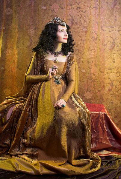 بانوی قرون وسطایی پرتره زن جوان با موهای مجعد تیره با لباس زرد
