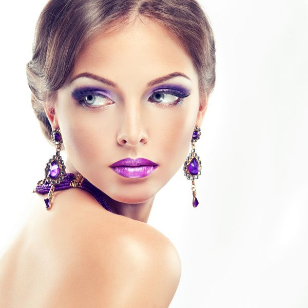 دختر مدل با آرایش یاس بنفش و مانیکور روی ناخن ها جواهرات زنانه با سنگ های بنفش و مدل موهای زیبا