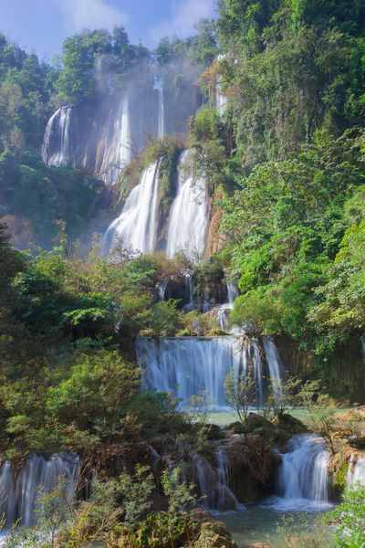 آبشار Thilosu در طول فصل خنک در ماه دسامبر استان تاک تایلند غربی