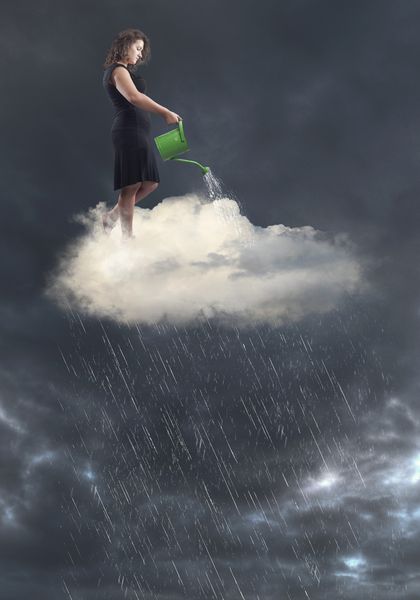 زن با لباس مشکی که روی ابر ایستاده و باران را با آب می تواند ایجاد کند