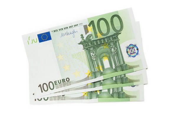 اسکناس صد یورو با زمینه سفید