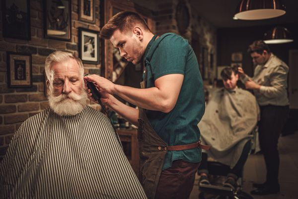 پیرمردی با اعتماد به نفس در بازدید از آرایشگاه در آرایشگاه