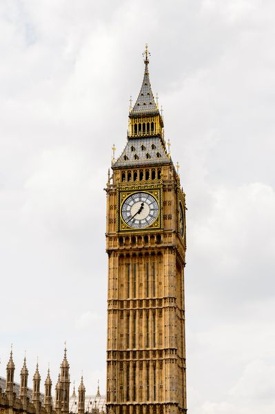 بیگ بن بل بزرگ ساعت کاخ وست مینستر در لندن انگلیس