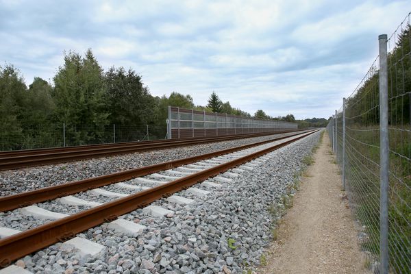 راه آهن با دیوار میرایی سر و صدا نرده های محافظ راه آهن بالتیکا