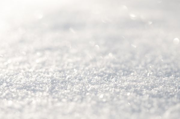سطح برف نزدیک و پس زمینه پوسته پوسته می شود