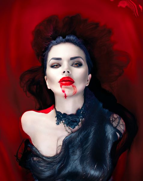 زیبایی خون آشام خون آشام زن با ریختن خون بر روی دهان خود که در حمام پر از خون است صحنه طراحی Vampire Fashion Art دختر خون آشام زن در حمام خونین مفهوم تشنگی