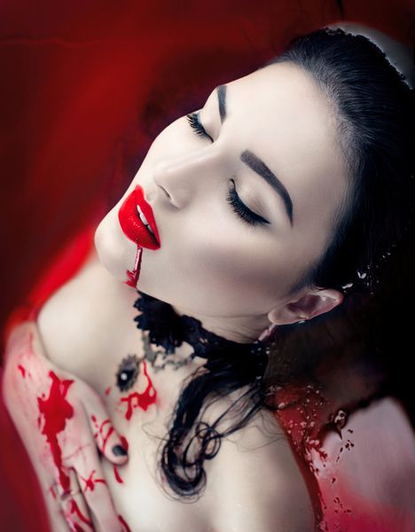 زیبایی خون آشام خون آشام زن با ریختن خون بر روی دهان خود که در حمام پر از خون است صحنه طراحی Vampire Fashion Art دختر خون آشام زن در حمام خونین مفهوم تشنگی