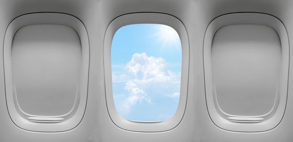 گروه نزدیک پنجره های هواپیما با پس زمینه ابرهای ابر