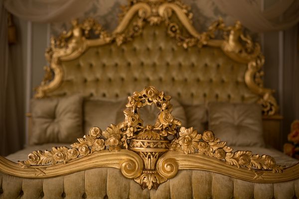 فضای داخلی اتاق نشیمن زیبا و کلاسیک زیبا با یک تخت بزرگ در آپارتمان های گران قیمت داخلی اتاق خواب به سبک کلاسیک در ویلای لوکس مفهوم Royalty