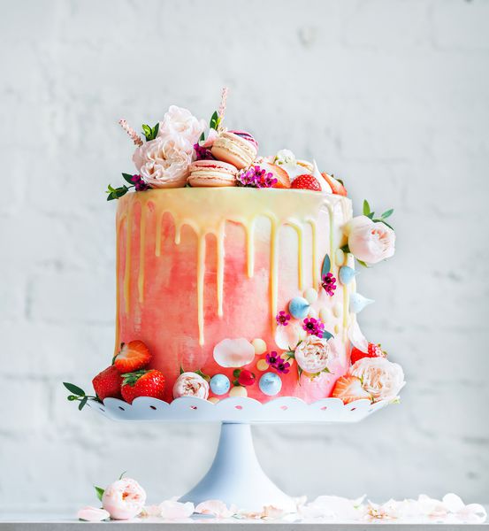 کیک عروسی با گل ماکارون و زغال اخته