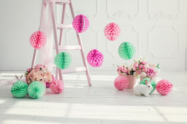 دکوراسیون روشن اصلی برای تولد دخترانهپینک و توپ های تزئینی سبز اتاق سفید تزئین شده با گل و تزئینات کاغذی برای مهمانی خرگوش سفید همه