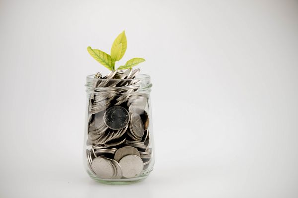 امور مالی صرفه جویی در پول برای مفهوم سرمایه گذاری پول در شیشه