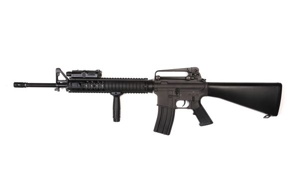 تفنگ حمله M16A4 RIS با ANPEQ و گرفتن تاکتیکی جدا شده بر روی زمینه سفید شلیک استودیو
