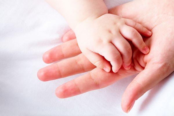 تصویر دست نوزاد تازه متولد شده کف دست زن