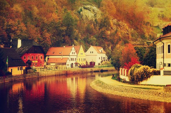 Cesky Krumlov یک شهر معروف تاریخی چک با منظره از رودخانه این شهر و خیابان زیبا از پاییز با ساختمان های رنگارنگ و درختان پاییز پیشینه سفر اروپا