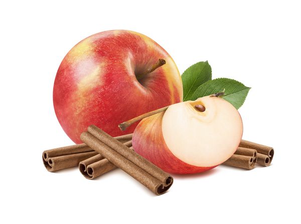 سیب قرمز تازه با برگ و چوب دارچین 2 به عنوان عنصر طراحی بسته جدا شده در پس زمینه سفید