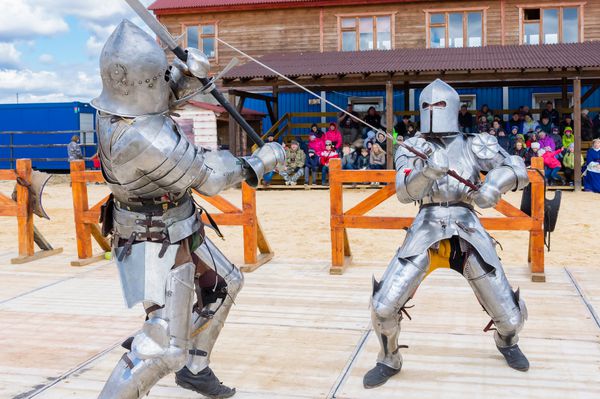 مسكو آوريل 2016 دو شمشیر زرهی كه به عنوان شوالیه لباس پوشیده اند با بازوان شمشیر در بازسازی مسابقات شوالیه می جنگند
