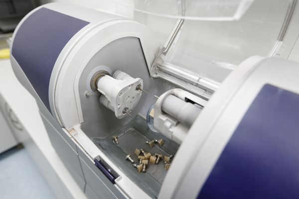 دستگاه كامپيوتري كامپيوتري دندانپزشكي CAD CAM در يك آزمايشگاه دندانپزشكي بسيار مدرن براي تراش پروتز و تاج مفهوم فناوری دندانپزشکی پروتز پروتز پروتز و پزشکی رایانه